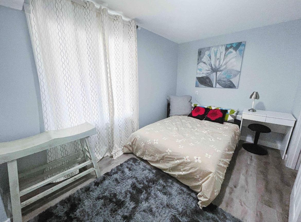 Elegant Garden Suite&2Mins Bus Station Close Lrt& Free Parking Калґарі Номер фото